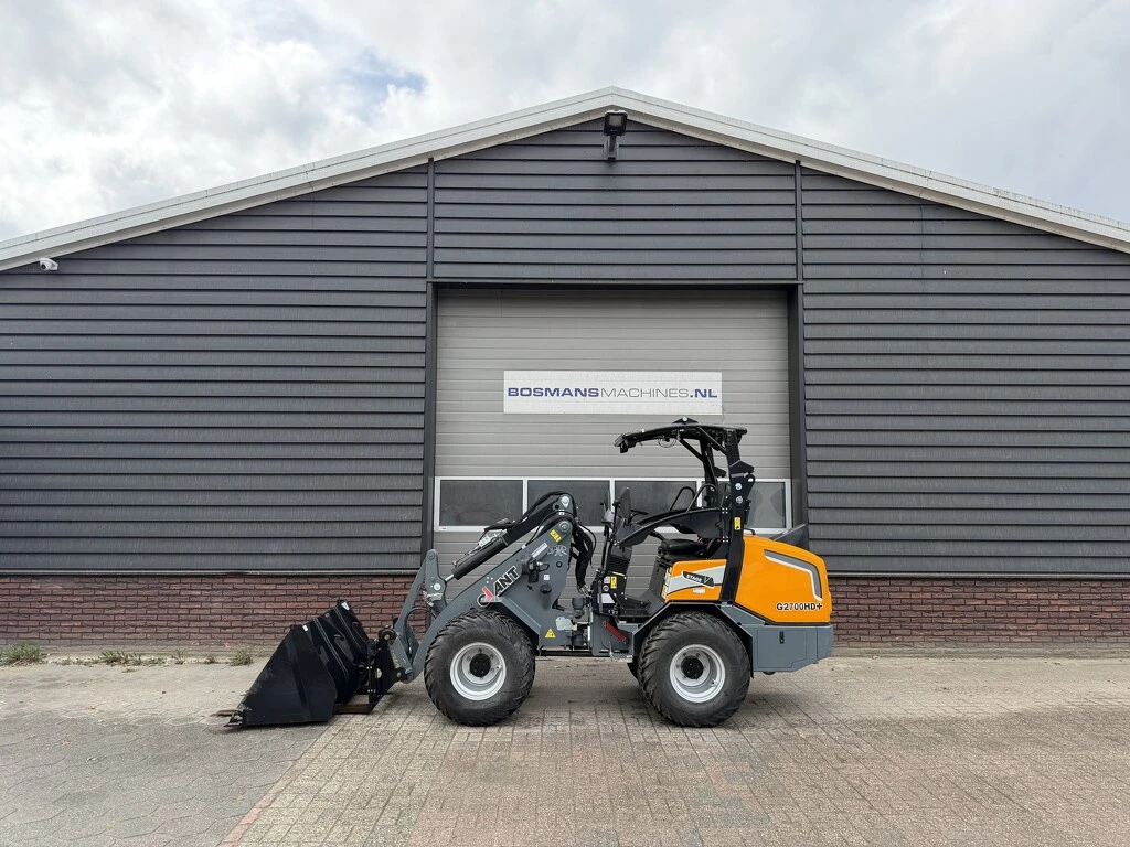 Giant G2700 HD+ minishovel 2025 €475 LEASE 2025 Bild 1
