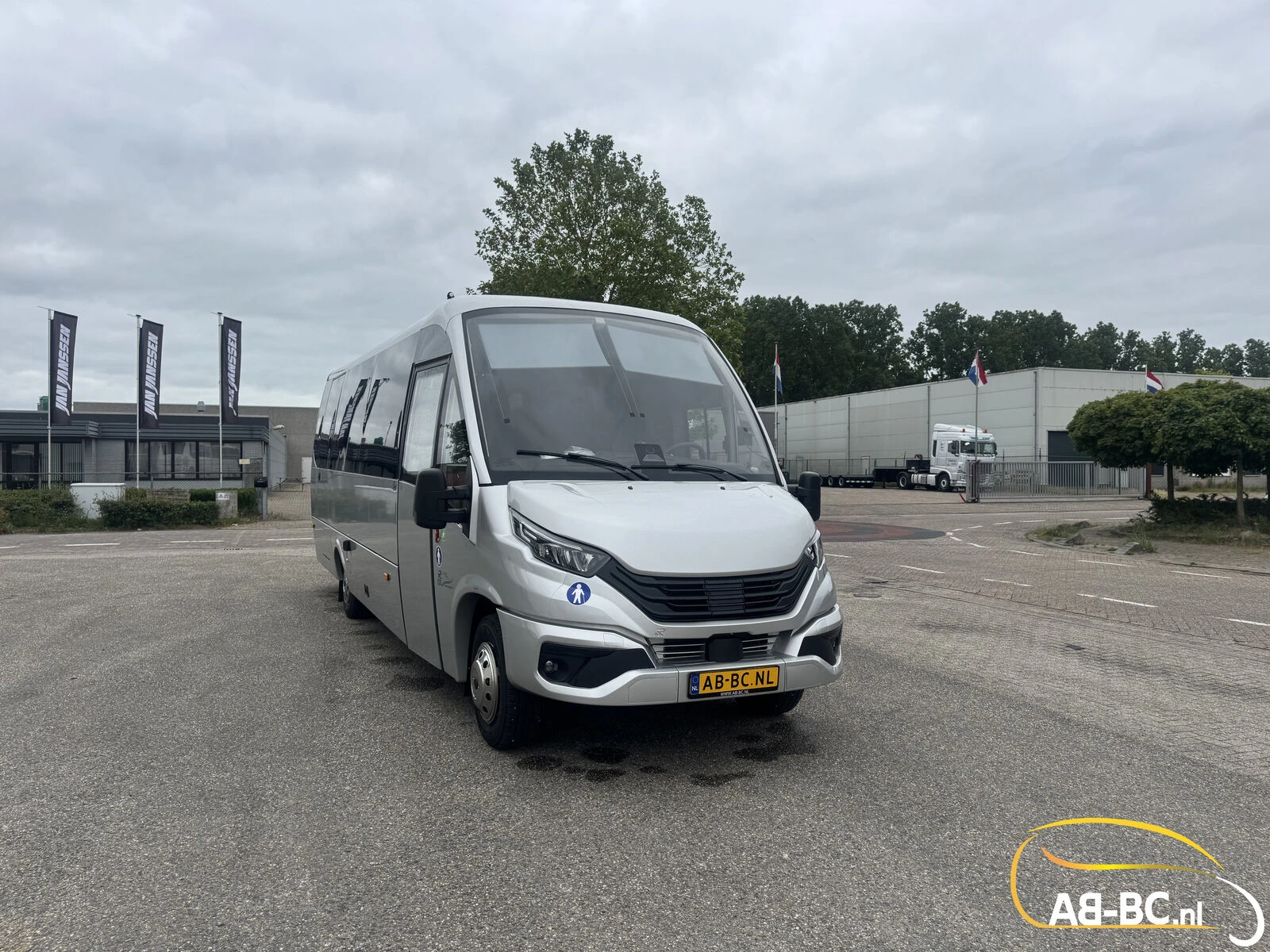 Iveco Rosero First Touring Electra, range 336 km, 24 Seats 2026 obrázek 3