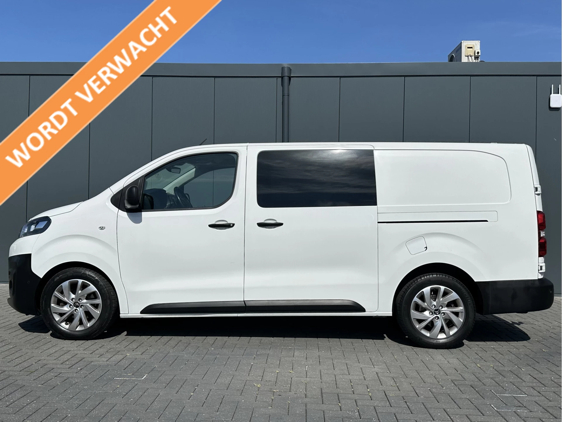 Citroën Jumpy 2021 - 2.0 BlueHDI 180 PK / AUTOMAAT / L3H1 / DUBBEL CABINE / 2x SCHUIFDEUR / TREKHAAK / CAMERA / BLIND SPOT / ECC / CRUISE / 6 PERSOONS image 1