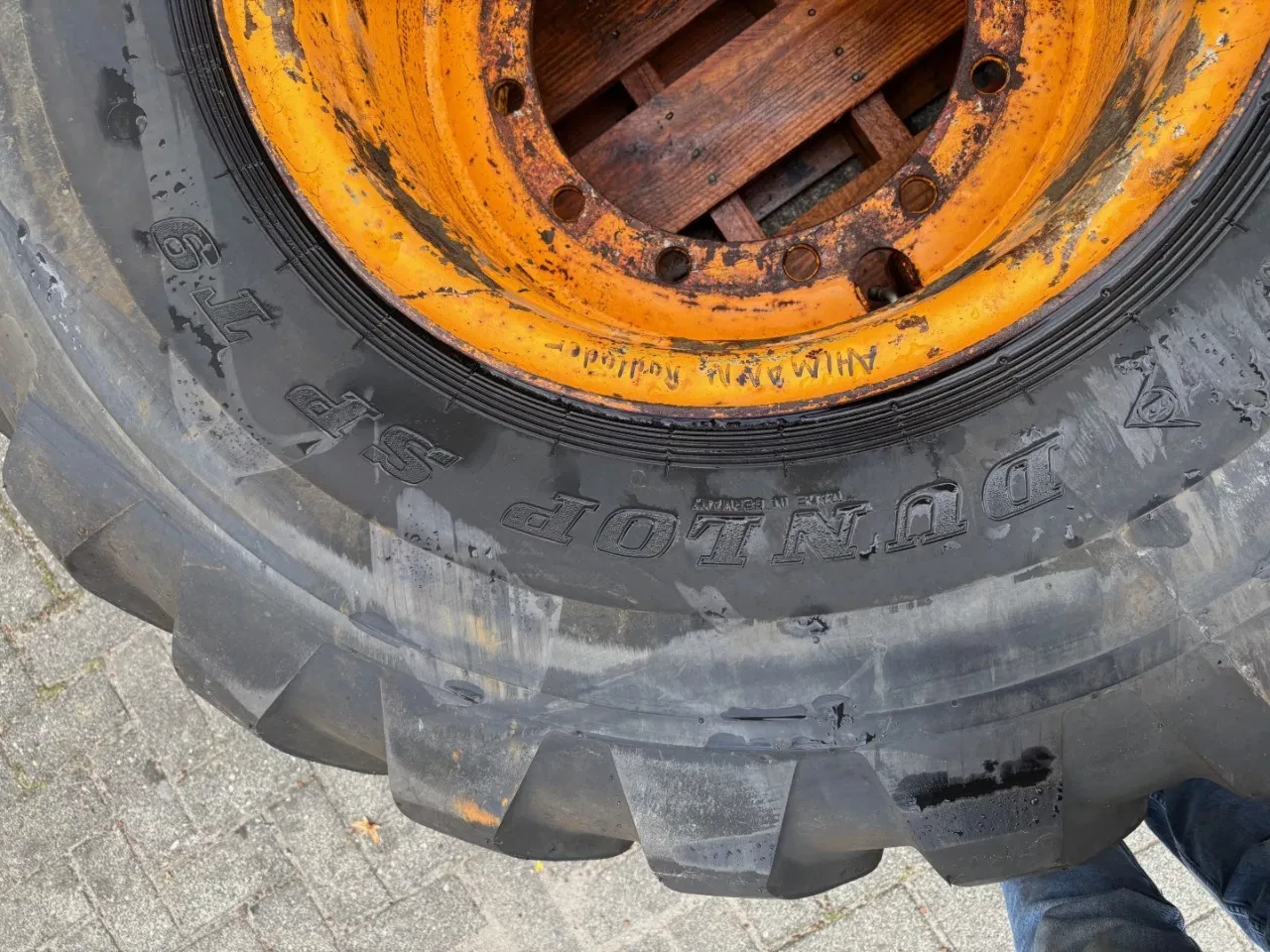 Dunlop - Used 555/70R24 EM Dunlop wheel for Ahlmann wheelloader obrázek 8
