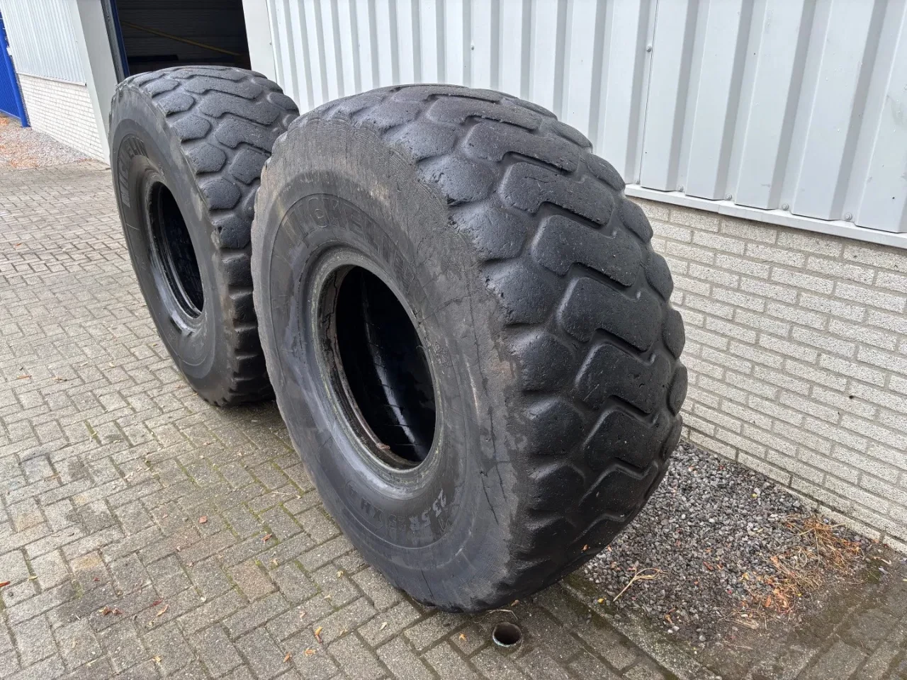 Michelin - 23.5R25 used tires (set of 2) Bild 2