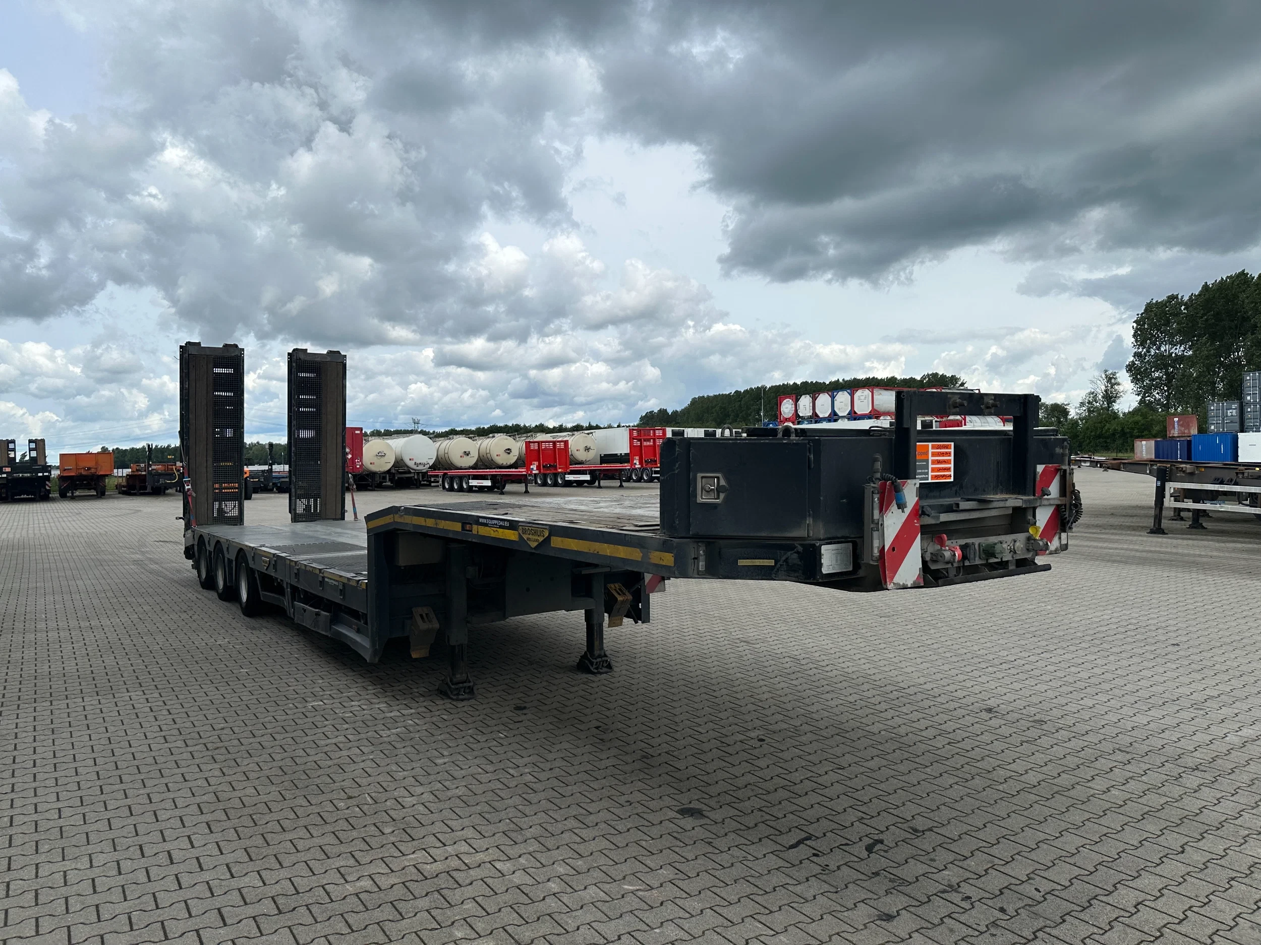 Broshuis 2019 - 3ABSD Lowloader 3-axle / GVW: 59.000kg / Neck: 23.000kg / hydraulic steering + ramps + loading table / 4.60m extendable / winch / liftaxle afbeelding 11