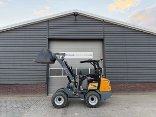 Giant G2300 X-TRA HD minishovel 2026 56 uur €575 LEASE 2026 afbeelding 2 miniatuur