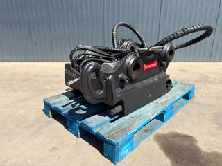 OilQuick 2020 - OQ70/55 - M318D / 320D / 320E / 320F / 323D / 323E image 1 miniature
