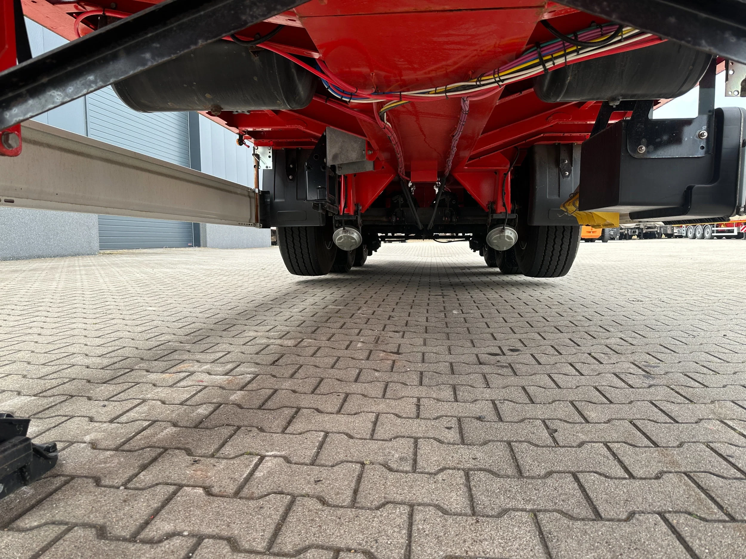 KAESSBOHRER 2026 - new and unused Heavy-Duty flatbed / 690cm extendable / steering axle / lift axle / twistlocks / timberstakes / NL-trailer / APK: 04-2027 zdjęcie 11