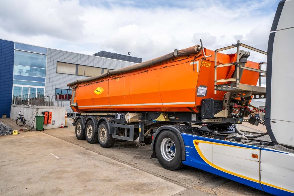 Schmitz Cargobull 2016 - SGF-S3-GEISOLEERDE KIPPER-27m3 image 2