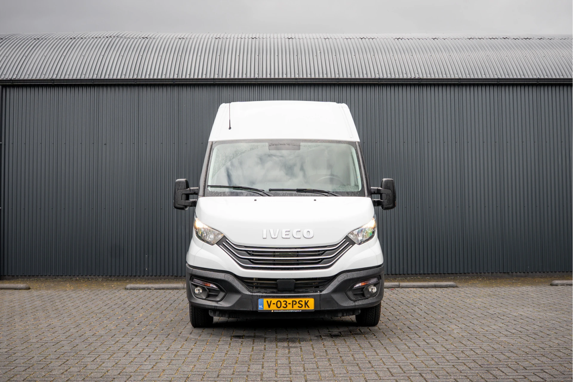 Iveco Daily 2022 - 35S18 175 PK 3.0 Liter! | Automaat | 3.500 KG trekgewicht | Camera | Cruise | Airco | Trekhaak | 3-Zits afbeelding 3