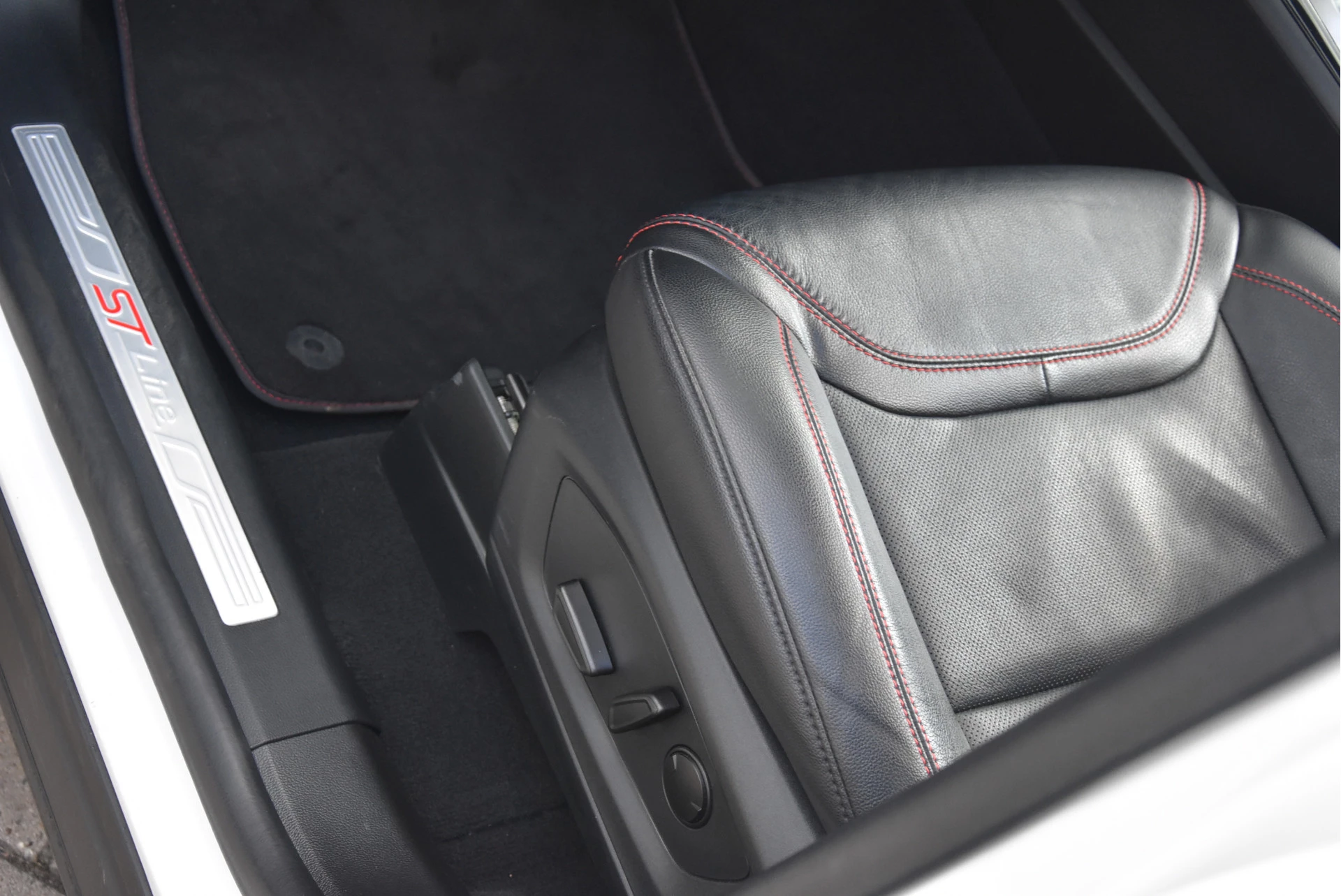 Ford Explorer 2024 - 3.0 V6 PHEV ST-Line 7-zits | Trekhaak Bild 18