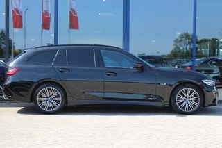 BMW 3 Series 2022 - Touring 330e High Executive M-SPORT PANORAMADAK MEMORY KEY-LESS CAMERA CARPLAY obrazek 1