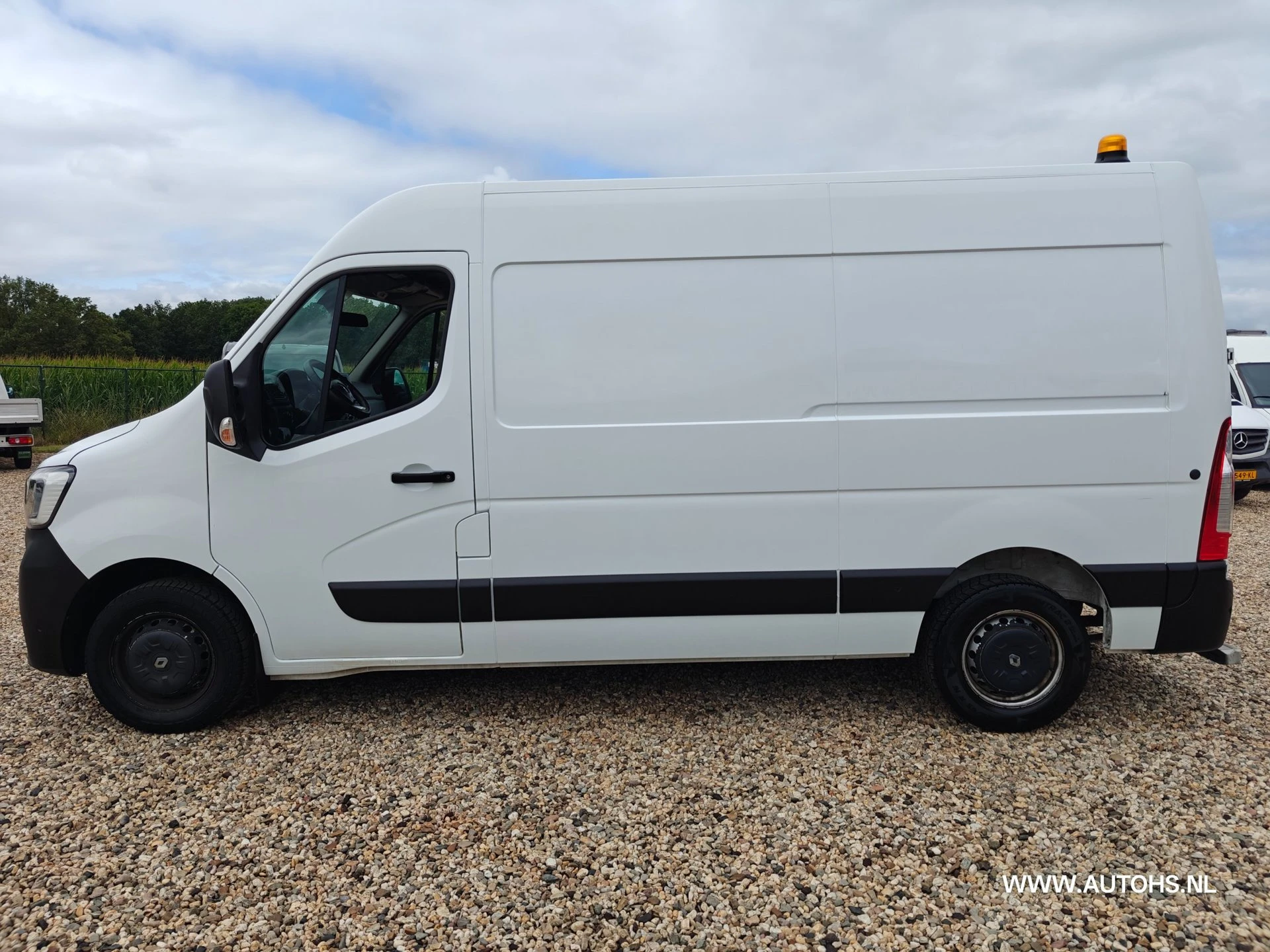 Renault Master 2020 - T35 2.3 dCi 135 L2H2 + werkplaats inrichting , Euro 6 , 1e Eig , 140 PK , Apk 4-2027 , Camera , leuke bus. image 2