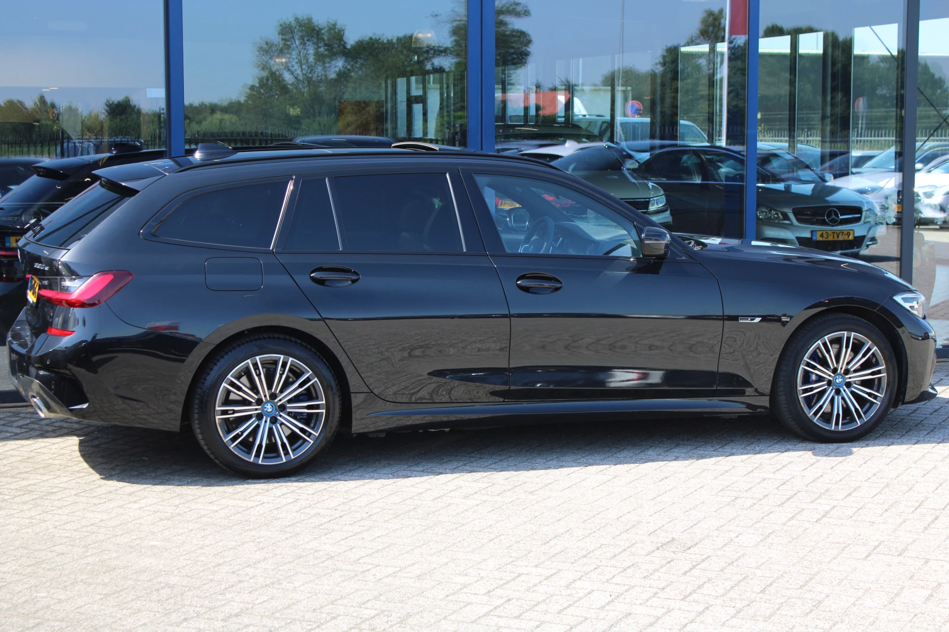 BMW 3 Series 2022 - Touring 330e High Executive M-SPORT PANORAMADAK MEMORY KEY-LESS CAMERA CARPLAY immagine 4