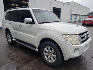 Mitsubishi Pajero 2013 - GLS 3.5 - V6 , 4x4 , 7 Pers., Full Option image 4