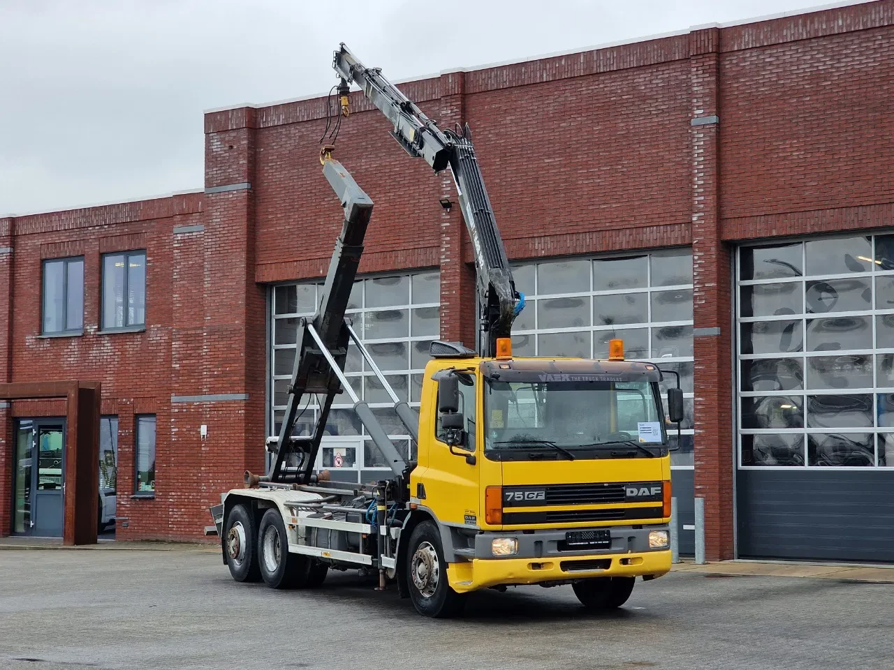 DAF CF 2002 - 250 6x2*4 - Hooklift - HIAB 102 Crane - Manual gearbox - Steering axle - Euro 3 afbeelding 1