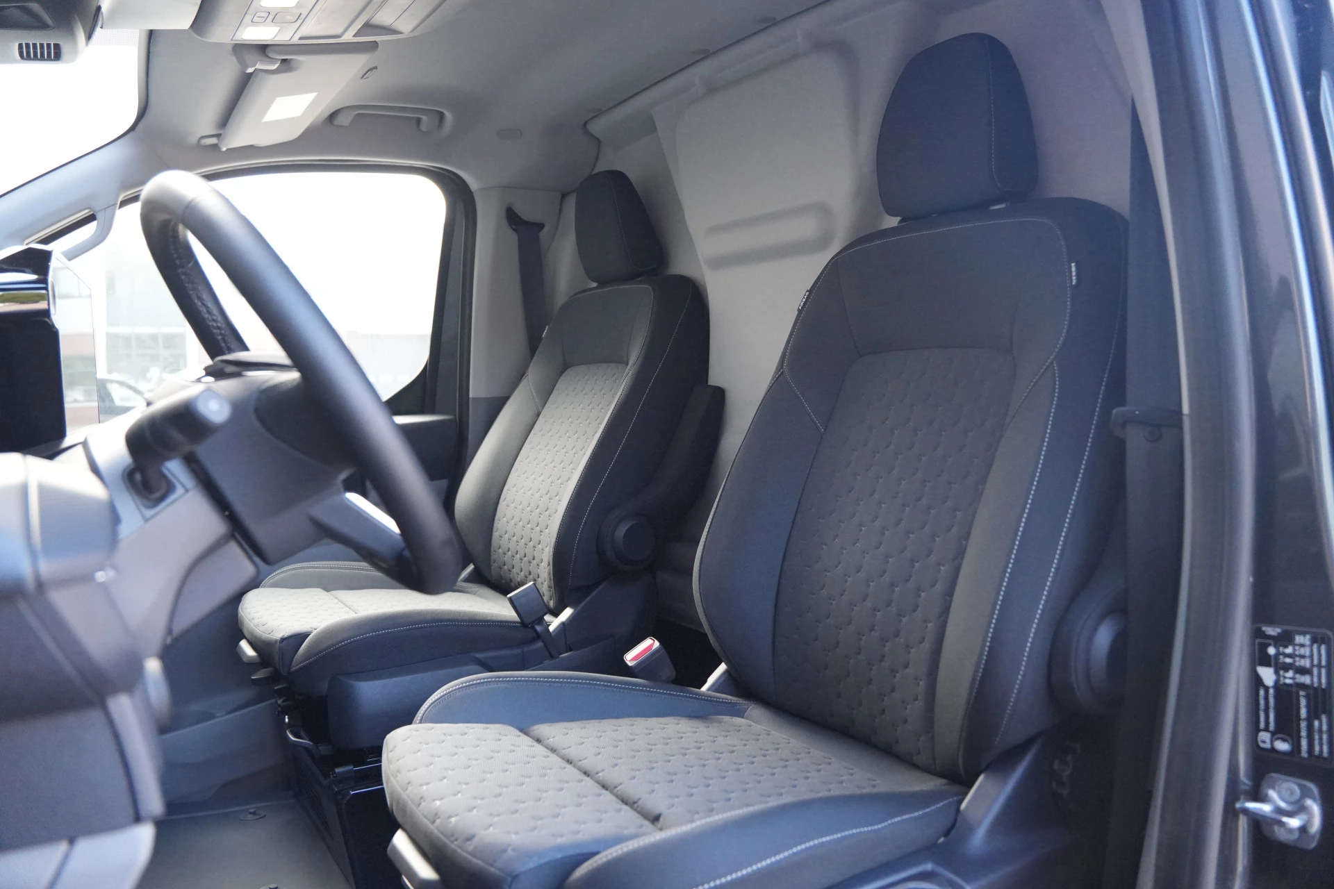 Ford Transit Custom 2025 - 320 2.0 TDCI L2H1 Limited 170pk - 1+1 Stoelopstelling - 2x Schuifdeur - Adaptive Cruise - Verwarmd stuur - Blind spot - Navigatie - Camera - Draadloos laden - Rijklaar imagen 3