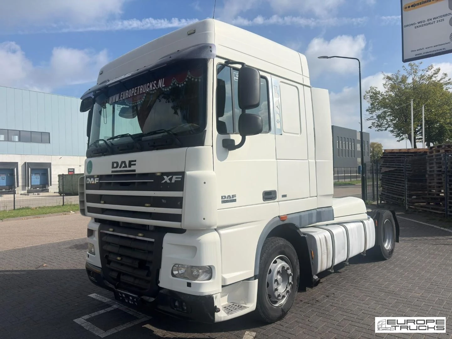 DAF XF105.460 2011 image 1