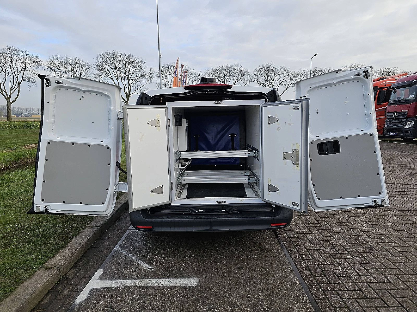 Mercedes-Benz Vito 2024 - 110 image 11