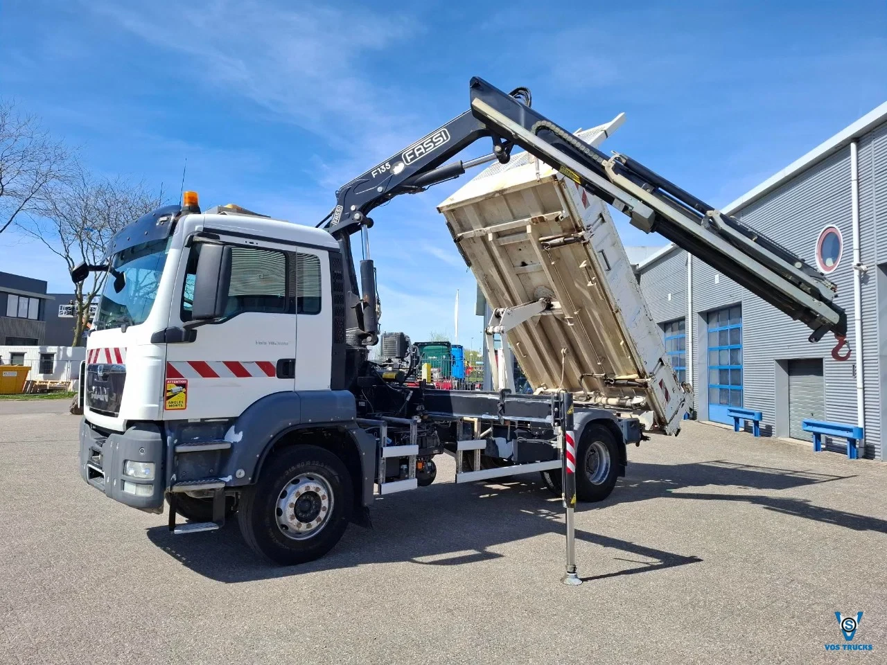 MAN TGS 2014 - 18.360 / FASSI F135 REMOTED CRANE / TIPPER / BIG AXLE / FULL-STEEL / DRUM BRAKES / 211690 KM / AIRCO / FRIDGE / AUTOMATIC / EURO-5 / 2014 immagine 1