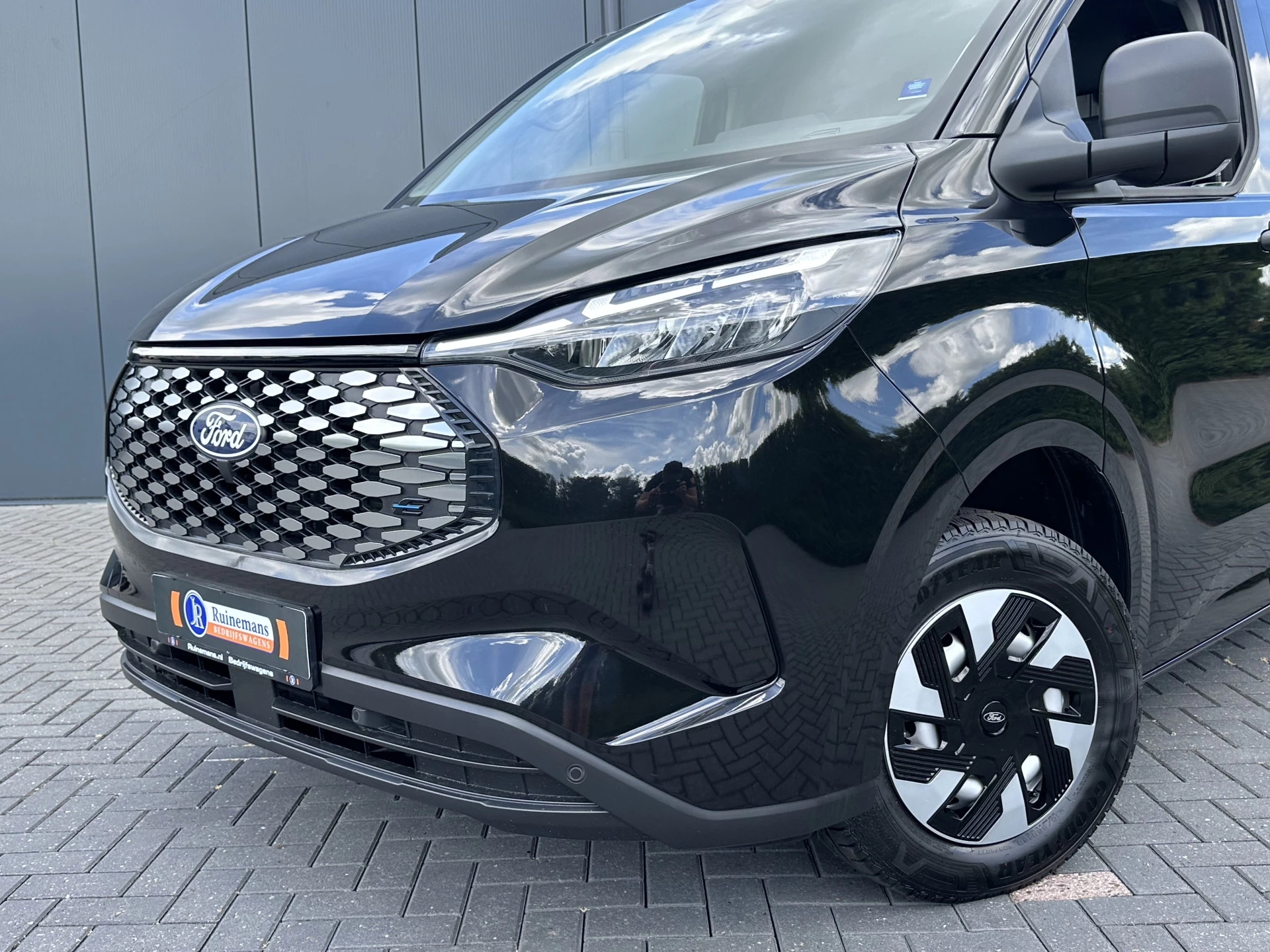 Ford E-Transit Custom 2026 - 71 kWh FULL ELECTRIC / L2H1 / ** NIEUW ** / 2.057 KM / 2x ELEKTRISCHE SCHUIFDEUREN / CAMERA / ECC / CRUISE / CARPLAY zdjęcie 20
