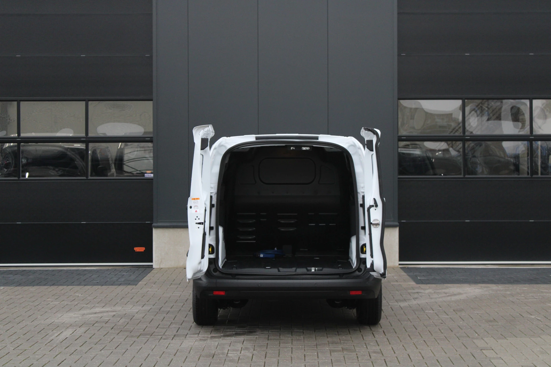 Ford E-Transit Courier 2026 - Trend 46 kWh 136pk - Stoel/Stuurverwarming - Camera - Cruise - Carplay/Android - Rijklaar Bild 8