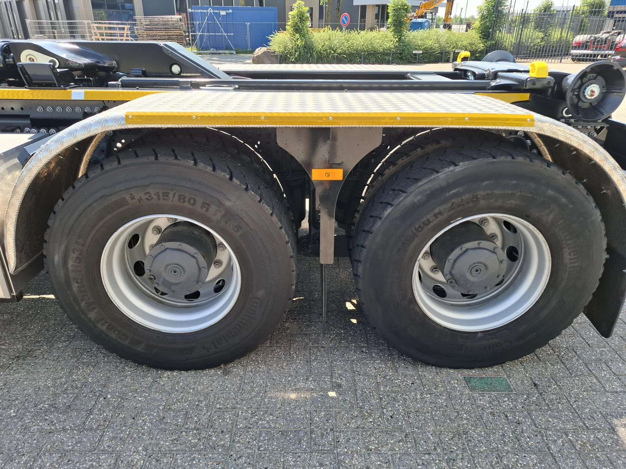 Mercedes-Benz Arocs 3242 2024 - / 8X4 / HIAB 25TON HOOKLIFT / !! 35539 KM!! / TOP CONDITION / BIG AXLE / FRIDGE / SMART TACHO / AUTOMATIC / EURO-6 / 2024 immagine 16