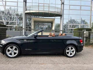 BMW 1 Series 2011 - Cabrio 118i Executive Automaat ,leer,trekh,boekjes imagem 3