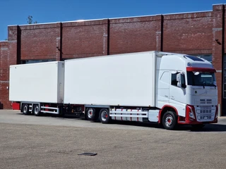 Volvo FH 2022 - 13.500 6x2*4 - XL - Thermoking frigo - Retarder - Full air + Schmitz/Vedecar trailer thermoking te koop