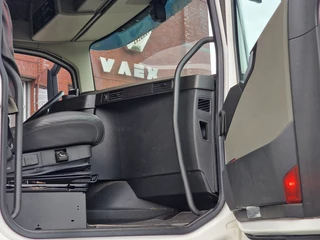 Volvo FH 2018 - 13.540 6x2 - HIAB Hooklift 21T - Retarder - 4.60 WB - Full air obrazek 26