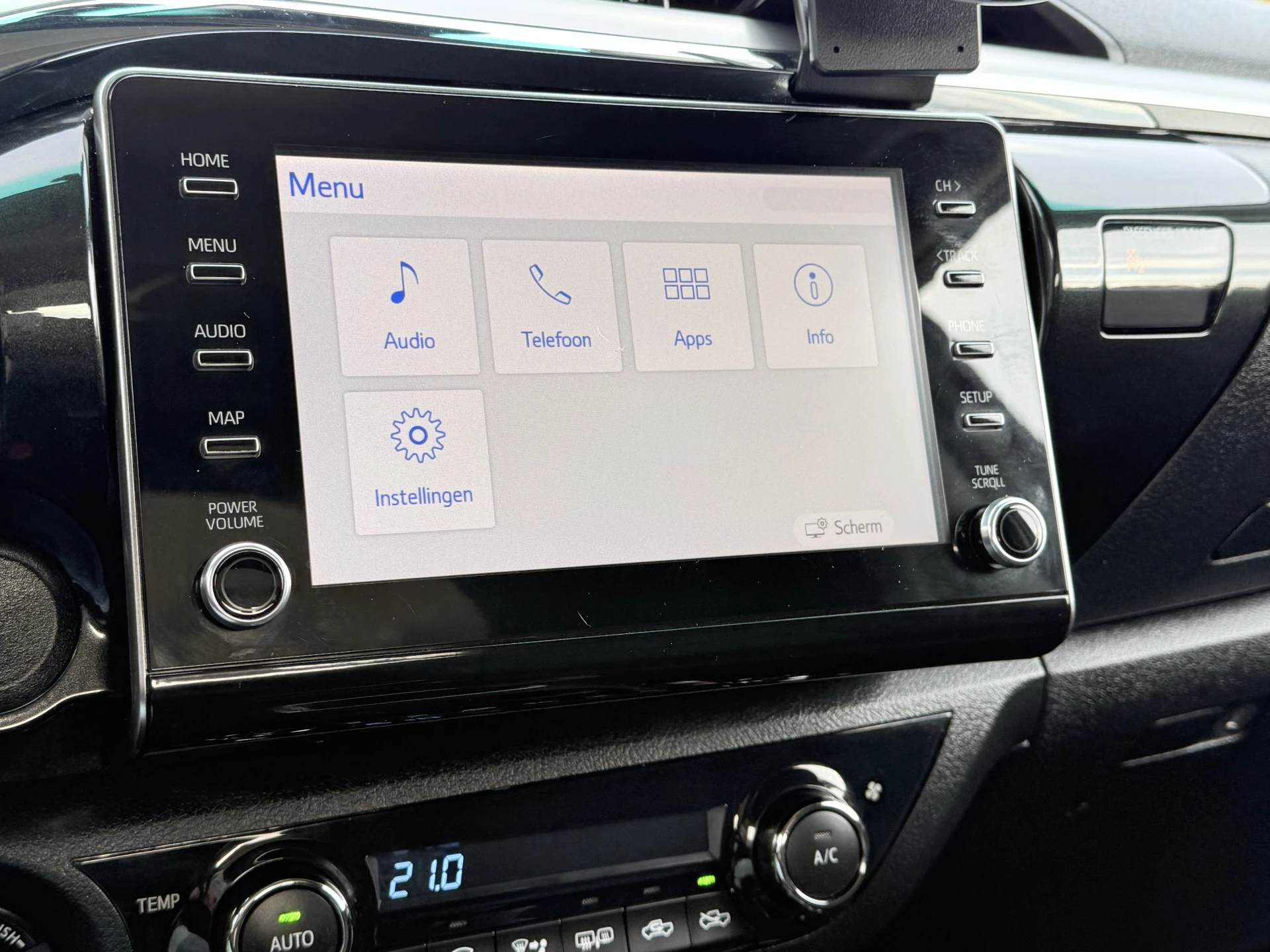 Toyota Hilux 2021 - 2.4 D-4D AUTOMAAT / 4x4 / 1e EIG. / 3.500 KG AHG / CAMERA / TREKHAAK / ECC / CRUISE / CARPLAY zdjęcie 17