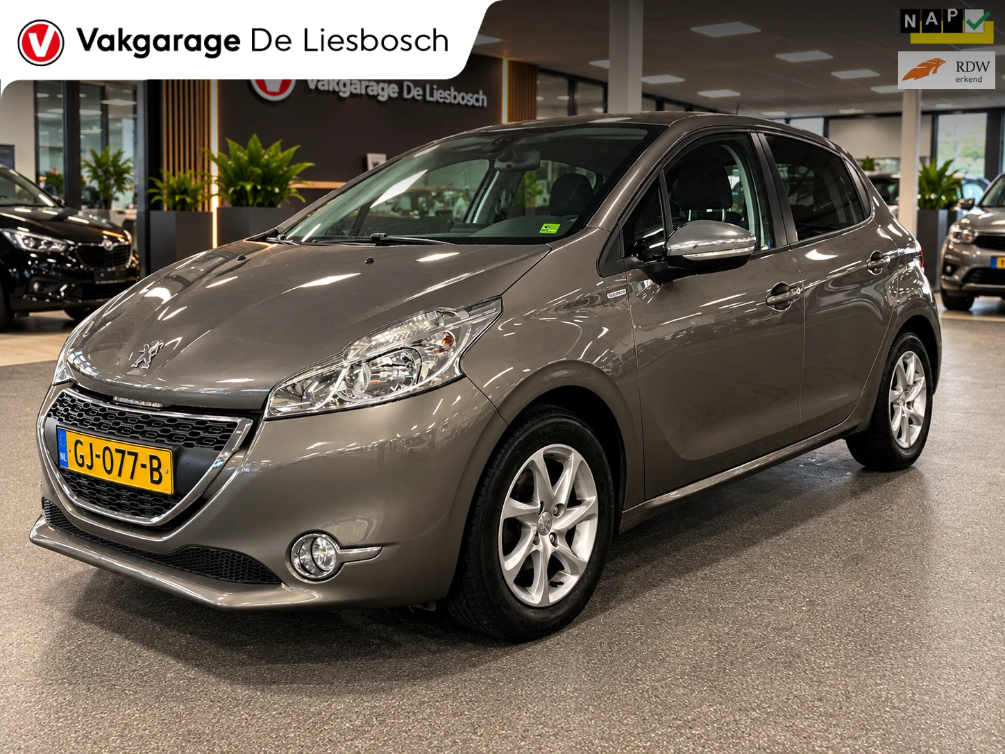 Peugeot 208 2015 - 1.2 PureTech Style Pack/airco/navi/trekhaak/boeken afbeelding 1