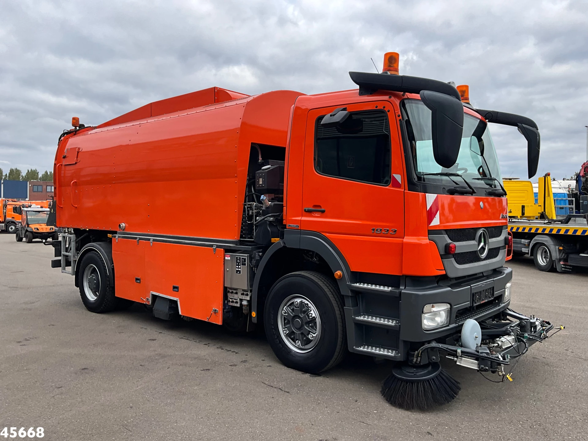 Mercedes-Benz Axor 1833 4x4 Schörling SORF Schienenreinigungs/Railway sweeper Just 38.680 Km! 2013 obrázek 5