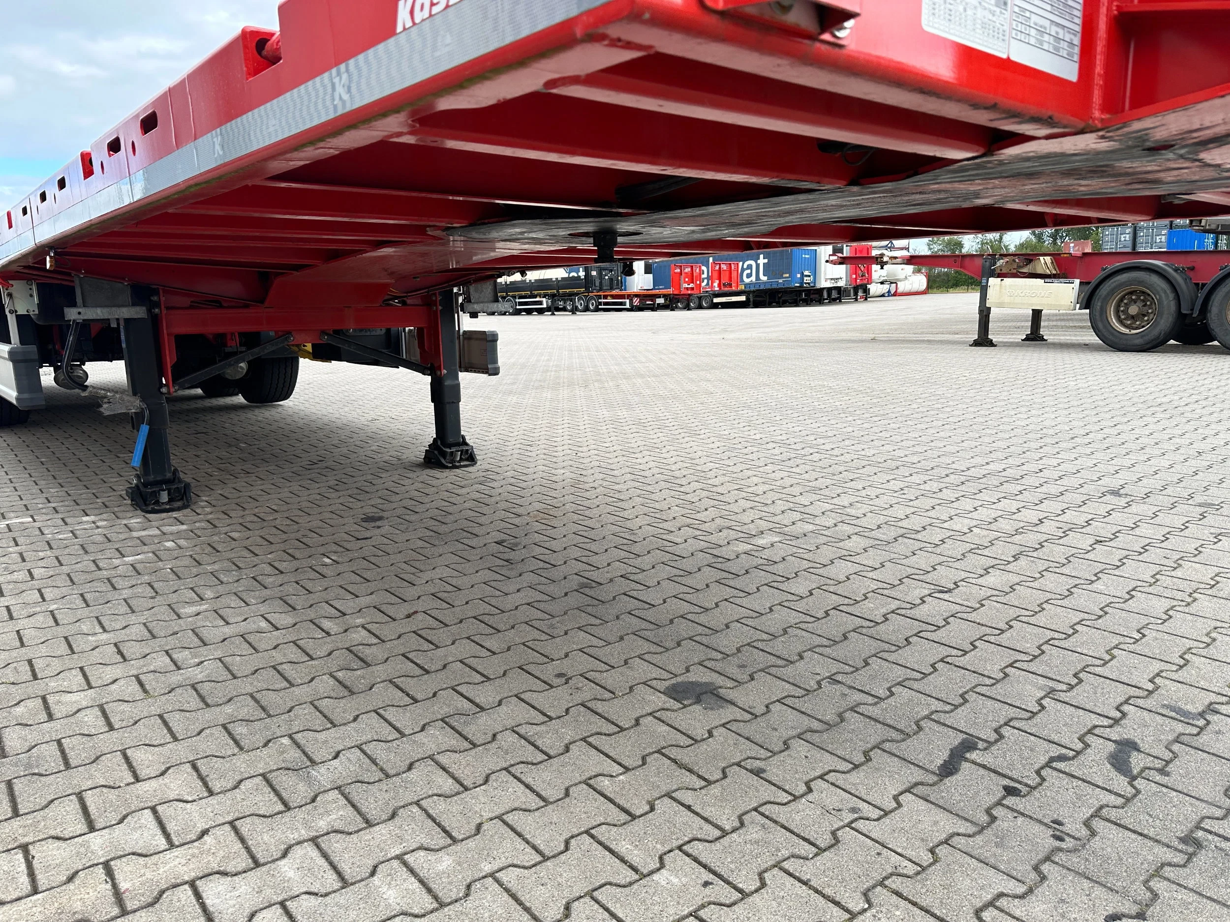 KAESSBOHRER 2026 - new and unused Heavy-Duty flatbed / 690cm extendable / steering axle / lift axle / twistlocks / timberstakes / NL-trailer / APK: 04-2027 obrázek 37