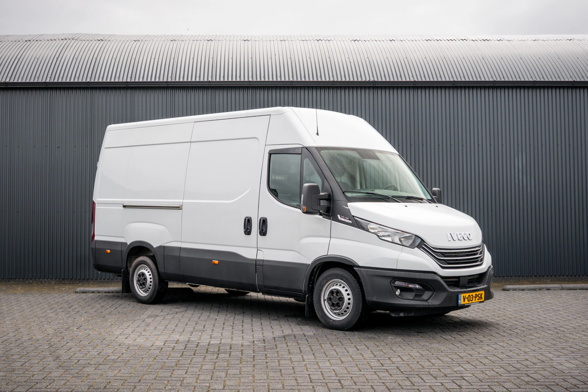 Iveco Daily 2022 - 35S18 175 PK 3.0 Liter! | Automaat | 3.500 KG trekgewicht | Camera | Cruise | Airco | Trekhaak | 3-Zits afbeelding 4