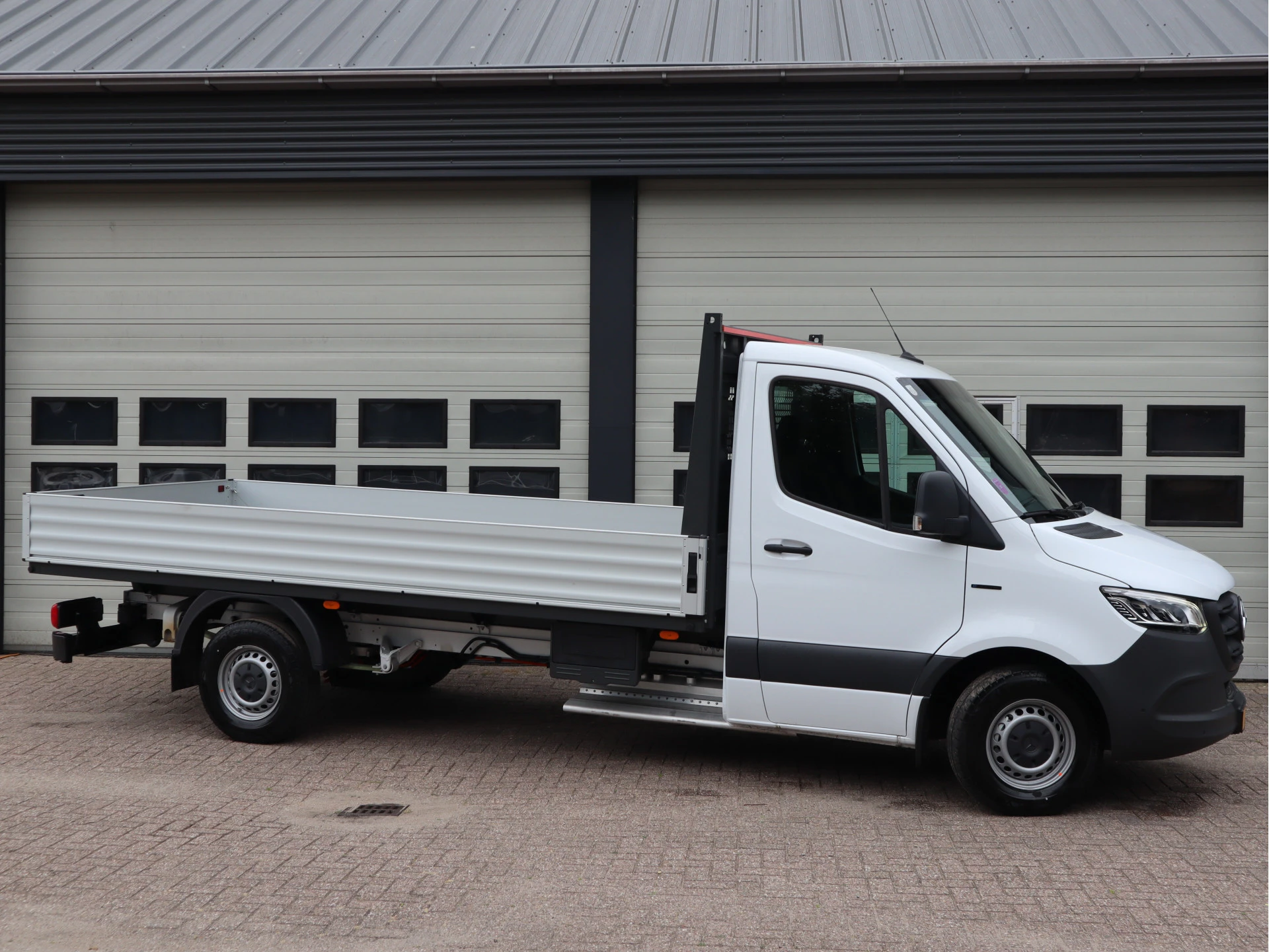 Mercedes-Benz eSprinter 2025 - 320 81kWh L3 Open Laadbak 430 cm - Select - MBUX - Camera afbeelding 4