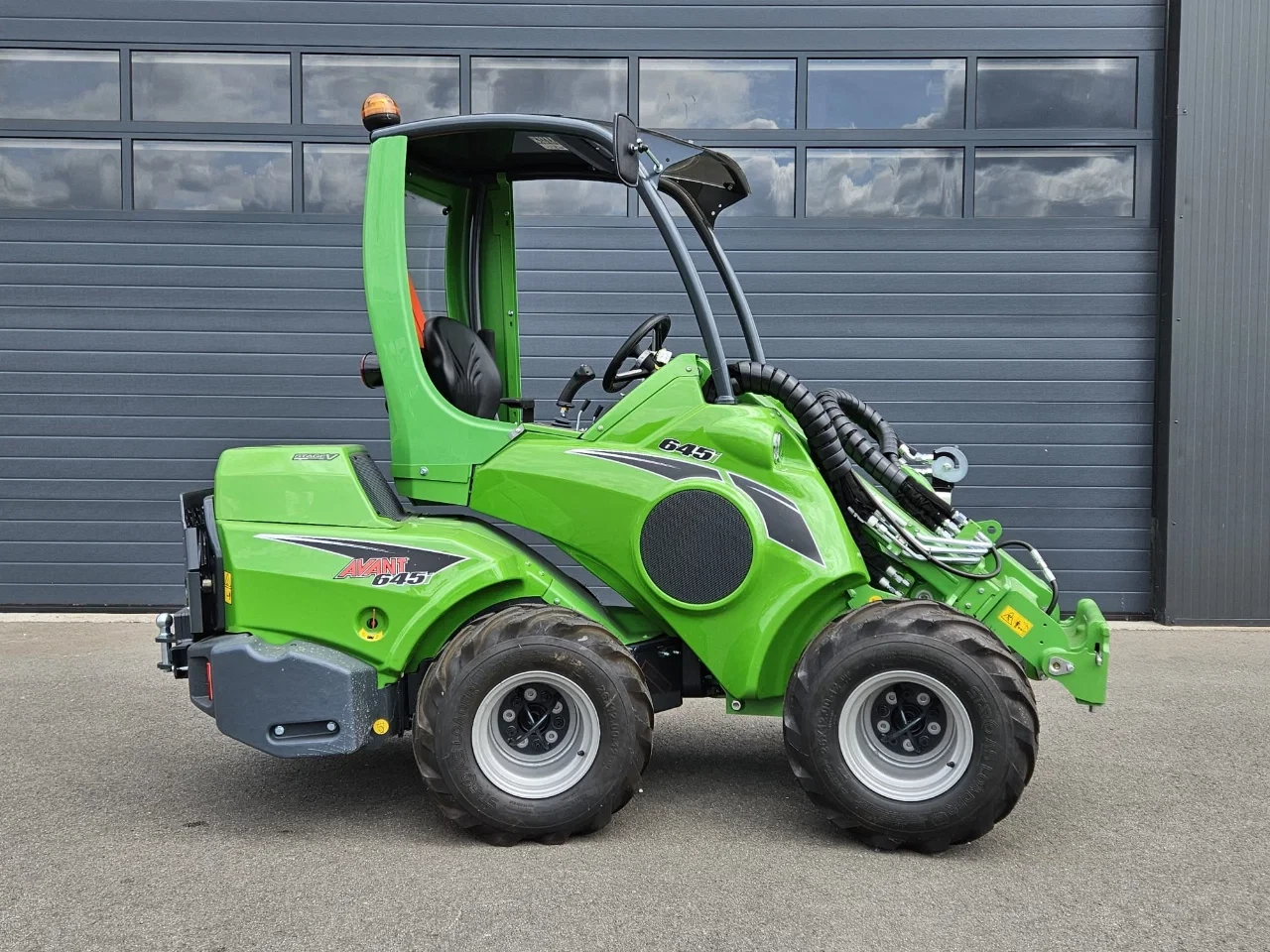 Avant 2025 - 645i Rental mini-shovel afbeelding 2