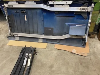 Scania N/A 2025 - Sideskirt set compleet met montage steunen V8 Logo en verlichting t.b.v. 6x2/4 trekker 4.10m wielbasis immagine 4