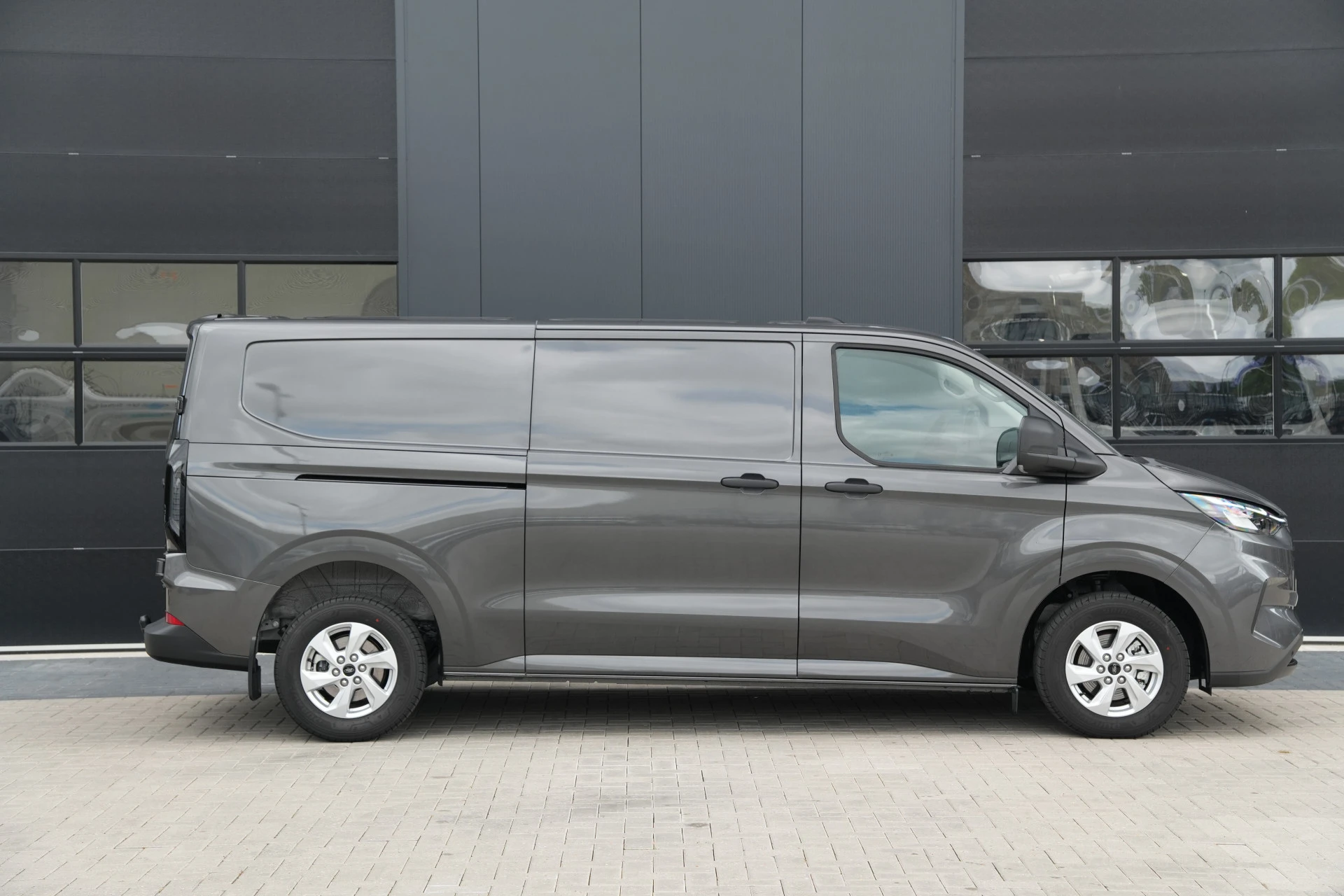 Ford Transit Custom 2025 - 320 2.0 TDCI L2H1 Trend 170pk AWD 4x4 INCLUSIEF BPM - 2x Schuif - 1+1 Stoel - Trekhaak - Stoel/Stuurverwarming - ACC - Blindspot - Rijklaar Bild 4