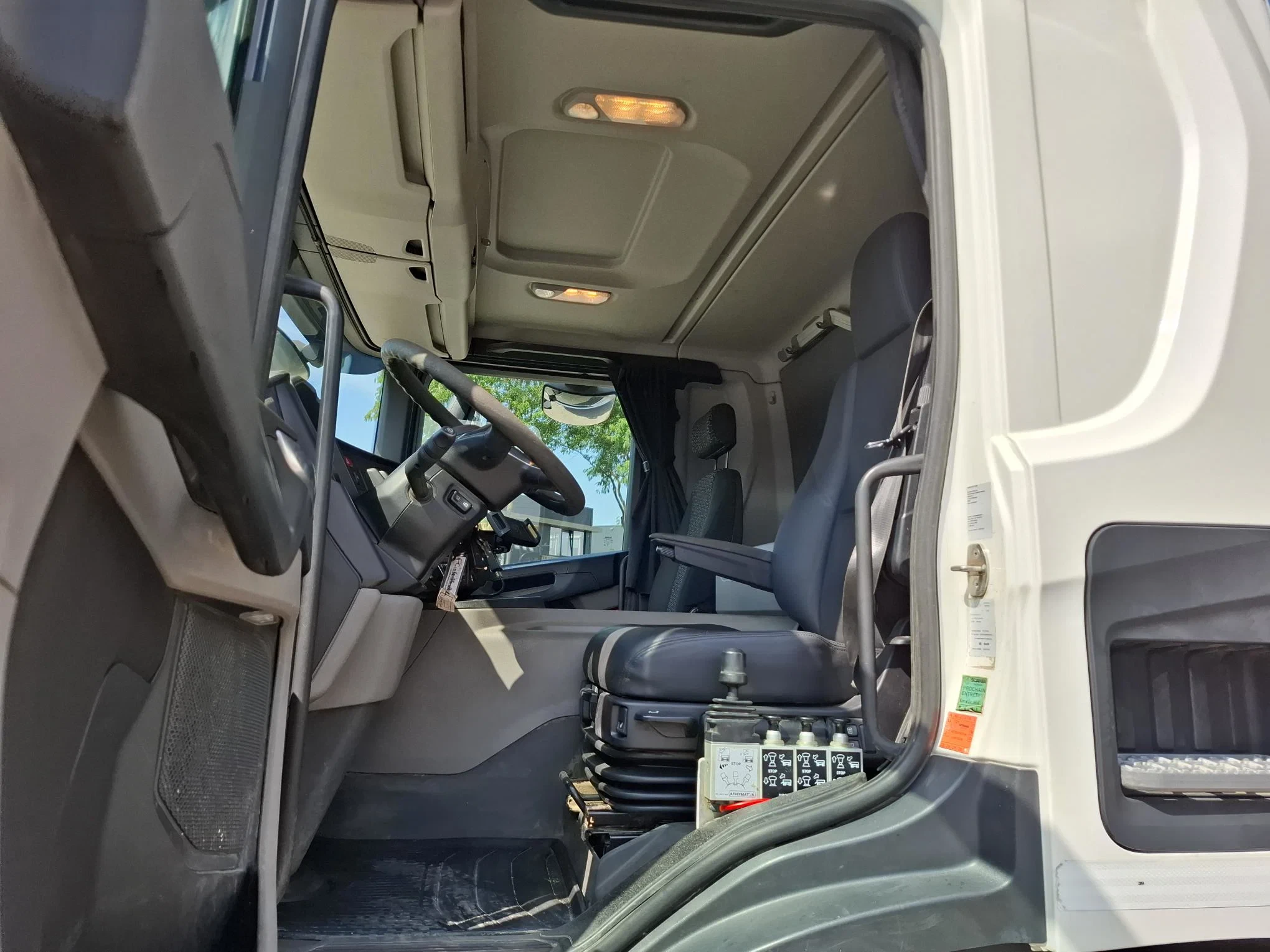 Scania P - NGS XT P410 / 6X4 / RETARDER / ONLY:192584 KM / BIG AXLE / FASSI F215A / REMOTE / ROTATOR / 2SIDE TIPPER / FULL-STEEL / DRUM BRAKES / TUV:01-03-2027 / EURO-6 / 2018 afbeelding 40