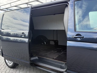 Volkswagen Transporter 2020 - 2.0 TDI 111 PK HIGHLINE / STARLIGHT BLUE METALLIC / L2H1 / TREKHAAK / IMPERIAAL / CAMERA / CRUISE / AIRCO afbeelding 7