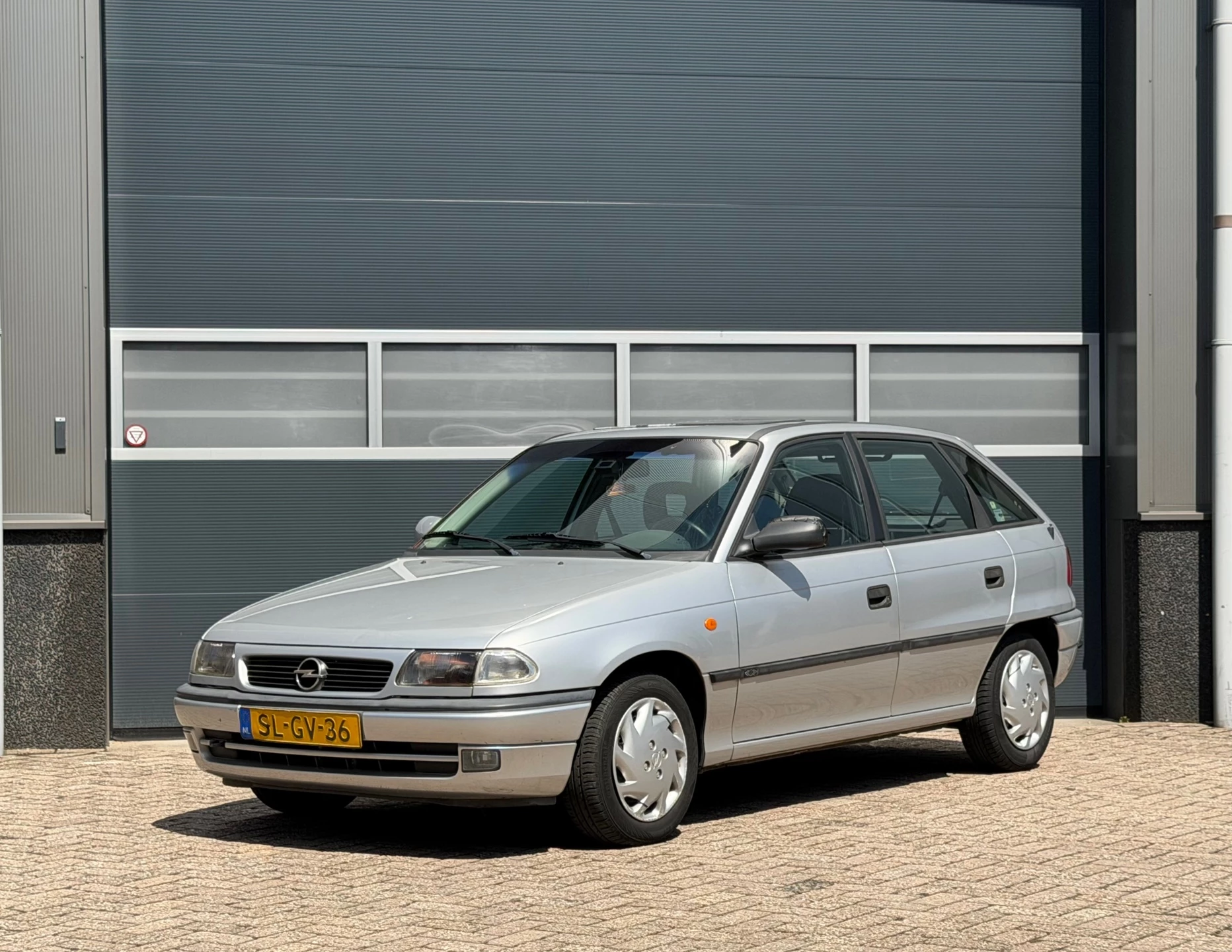Opel Astra 1998 - 1.6i Edition bj.1998 Invalide aanp|Apk 6-2027. afbeelding 1