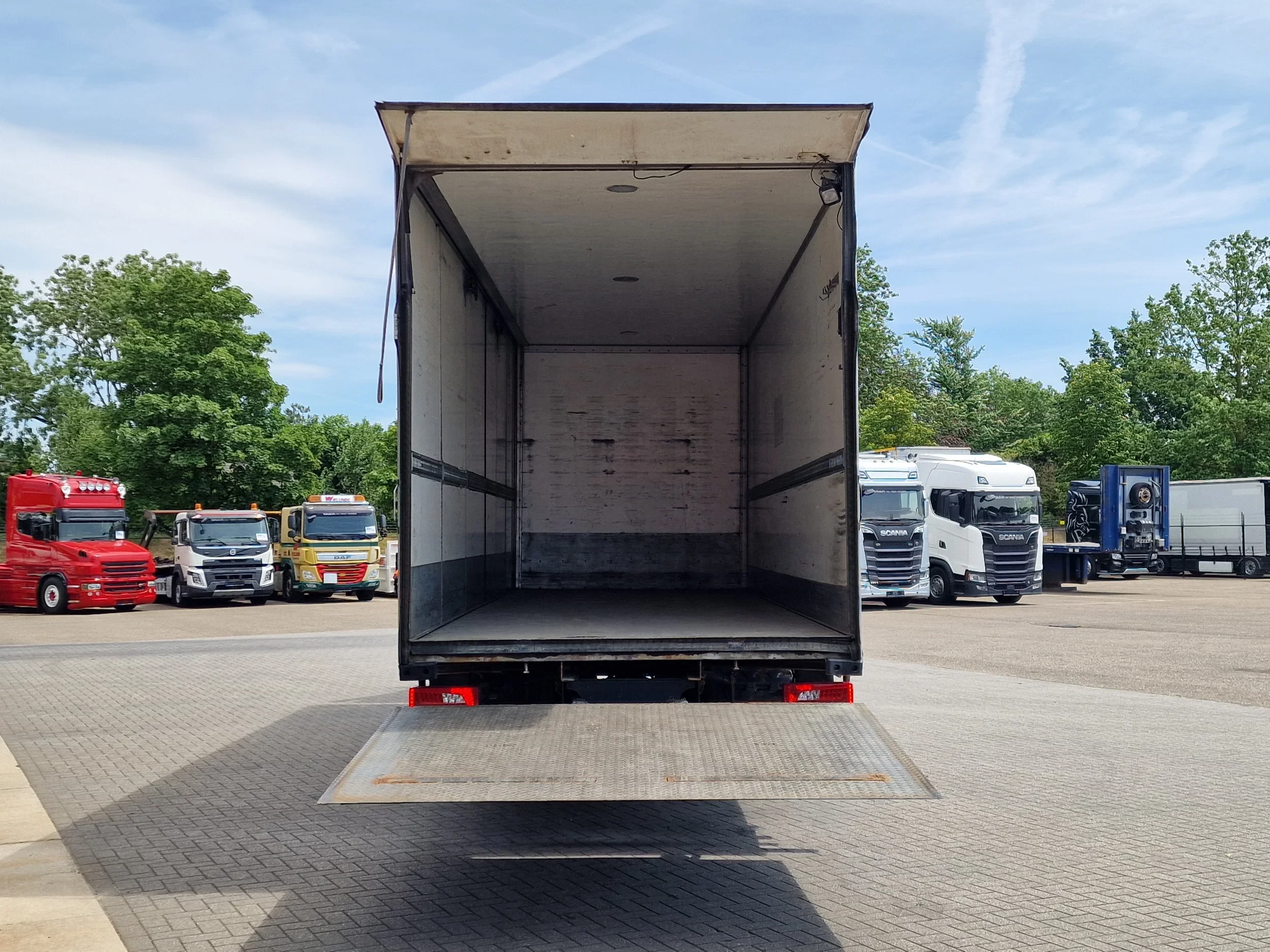 Scania P 2015 - P280 4x2 - Box with sidedoors - Zepro loadlift - Full air - Sleeper cab obrázek 9