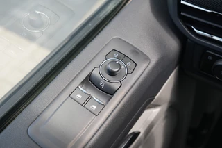 Ford Transit Custom 2026 - 340 2.5 PHEV L2H1 Limited 232pk 9 Zits - Keyless - ACC - Blindspot - Camera - Carplay - Navi - Prijs excl. BTW - Rijklaar image 18