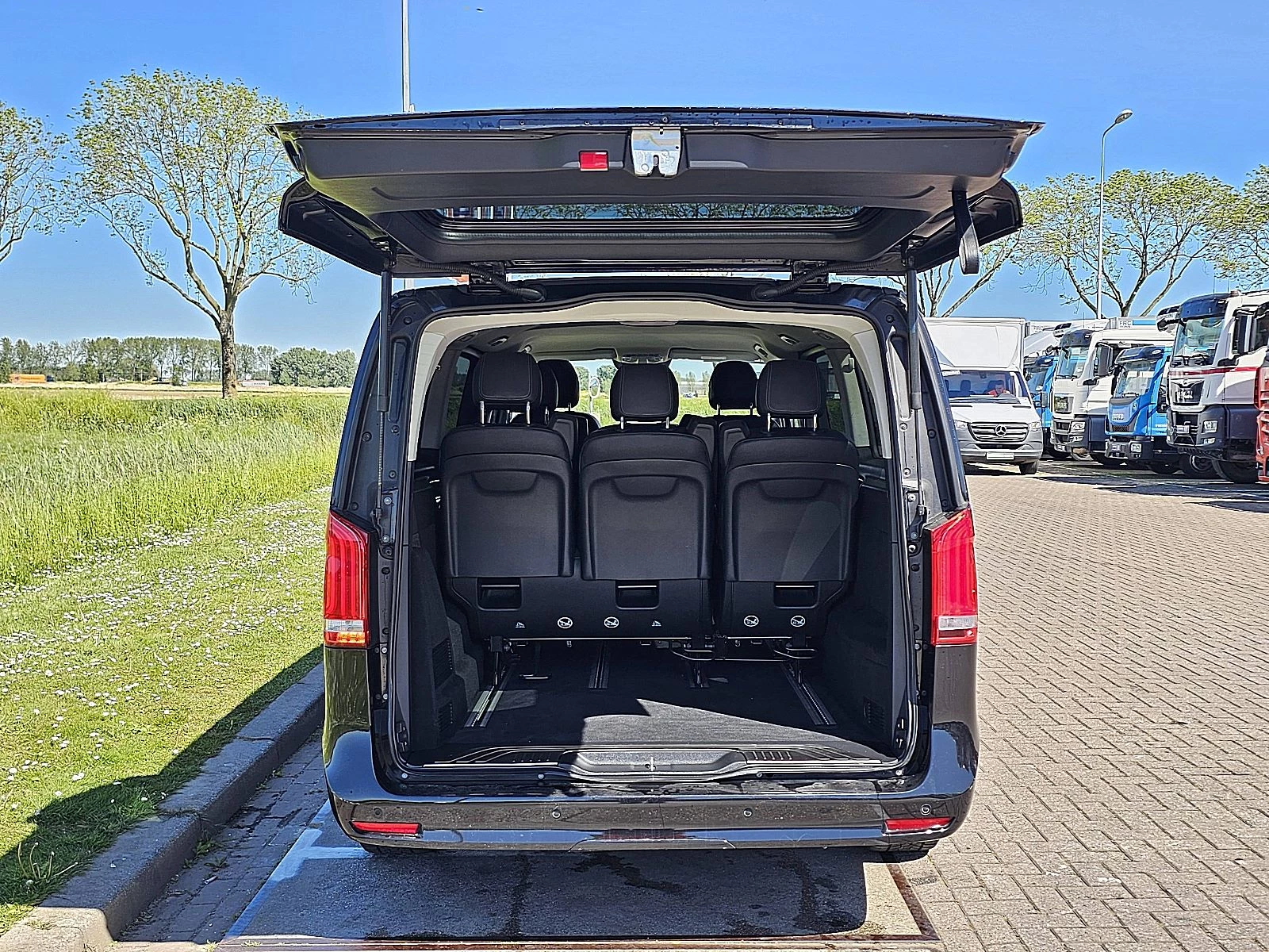 Mercedes-Benz EQV 2022 - 300 image 15
