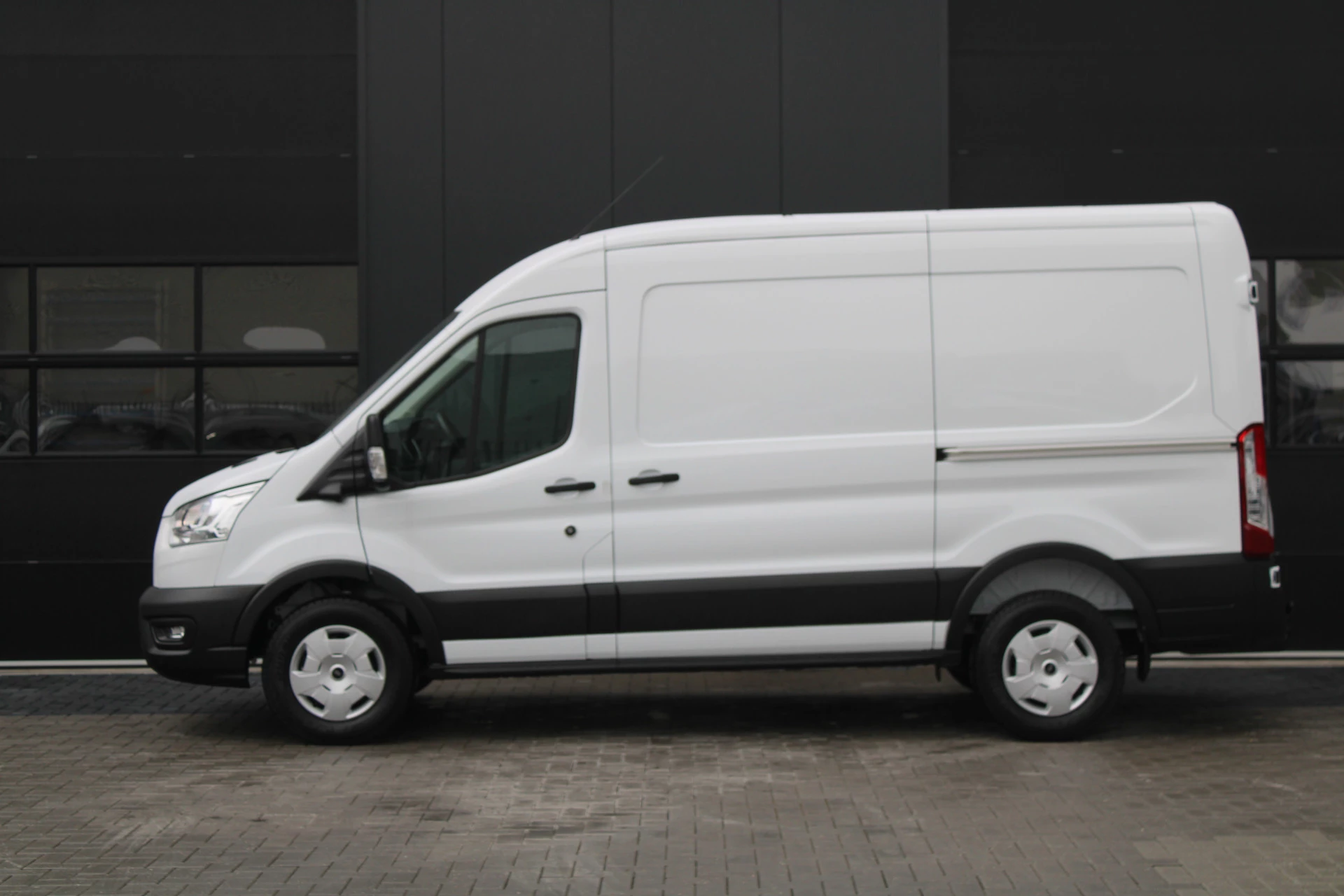 Ford Transit 2024 - 350 2.0 TDCI L2H2 Trend 130pk - Facelift - 2x Schuifdeur - Adaptive Cruise - Navigatie - Blind Spot - 360 Camera - Stoel - Stuurverwarming - Rijklaar zdjęcie 30