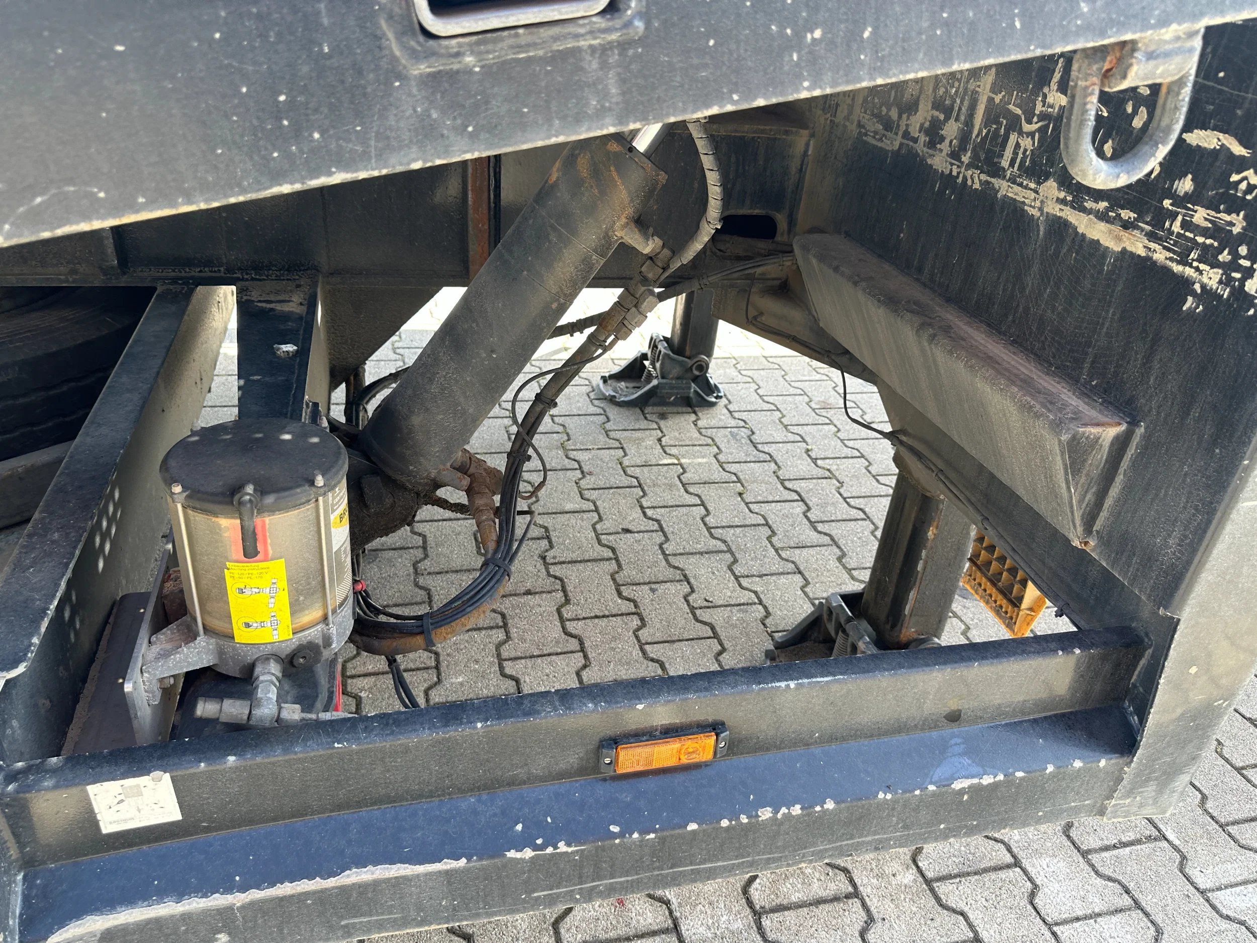 Broshuis 2017 - 3ABSD Lowloader 3-axle / GVW: 59.000kg / Neck: 23.000kg / hydraulic steering + ramps + loading table / 4.60m extendable / winch / liftaxle afbeelding 44