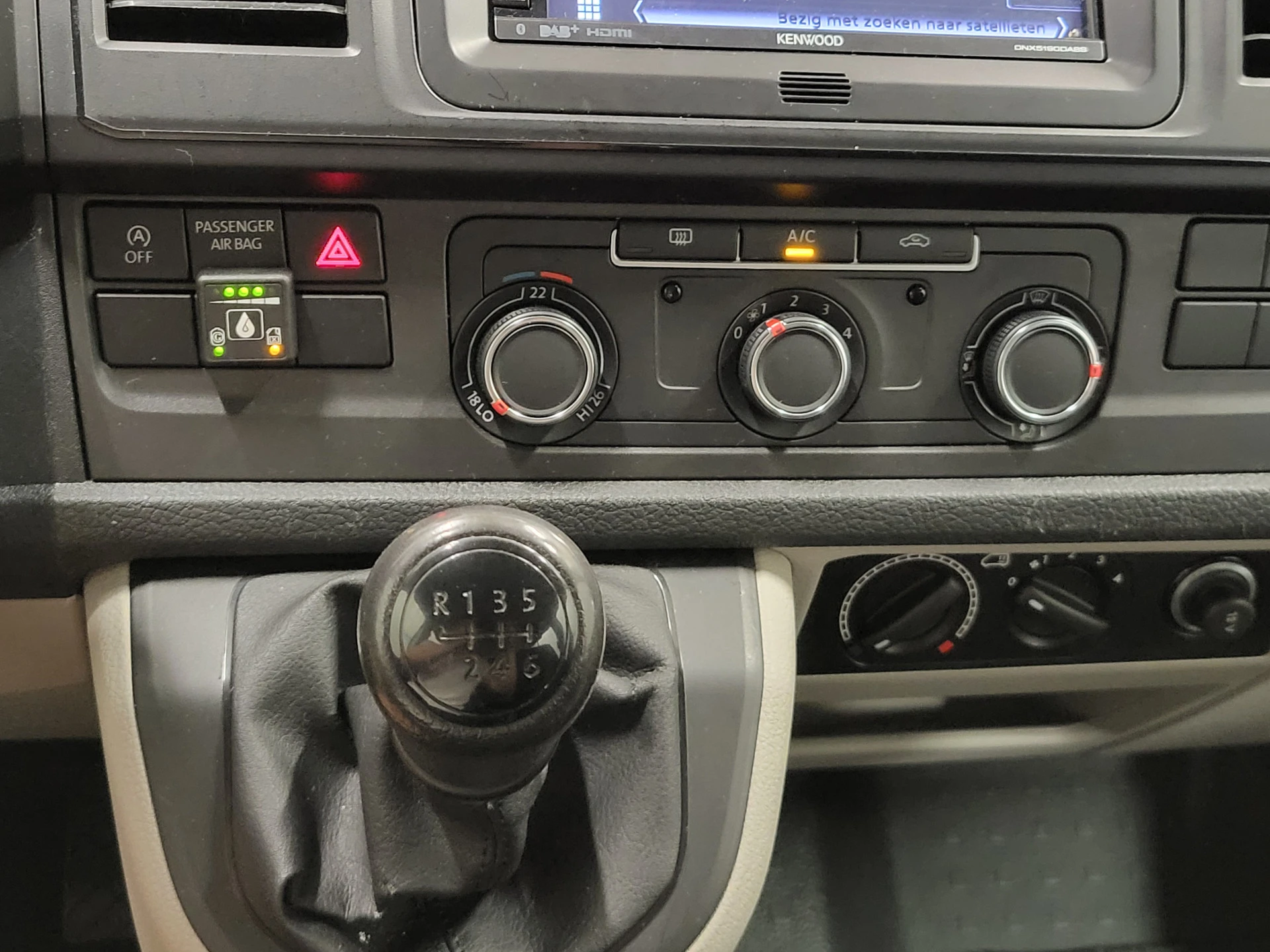 Volkswagen Transporter 2017 - Kombi 2.0TSI L2/H1 9-Personenbus! image 14