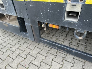Broshuis N/A 2017 - 3ABSD Lowloader 3-axle / GVW: 59.000kg / Neck: 23.000kg / hydraulic steering + ramps + loading table / 4.60m extendable / winch / liftaxle image 76