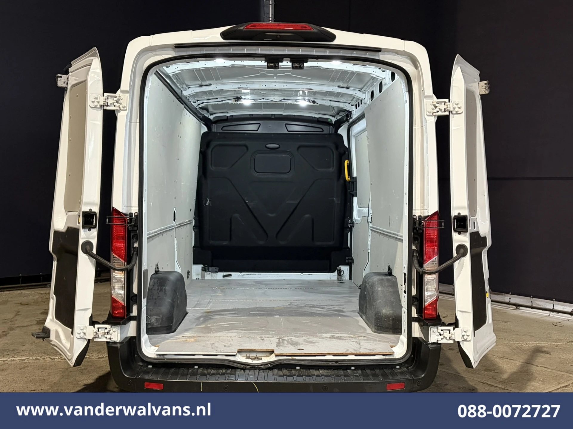 Ford Transit 2022 - 2.0 TDCI 131pk L3H2 Euro6 Airco | Camera | Cruisecontrol | Verwarmde Voorruit afbeelding 2