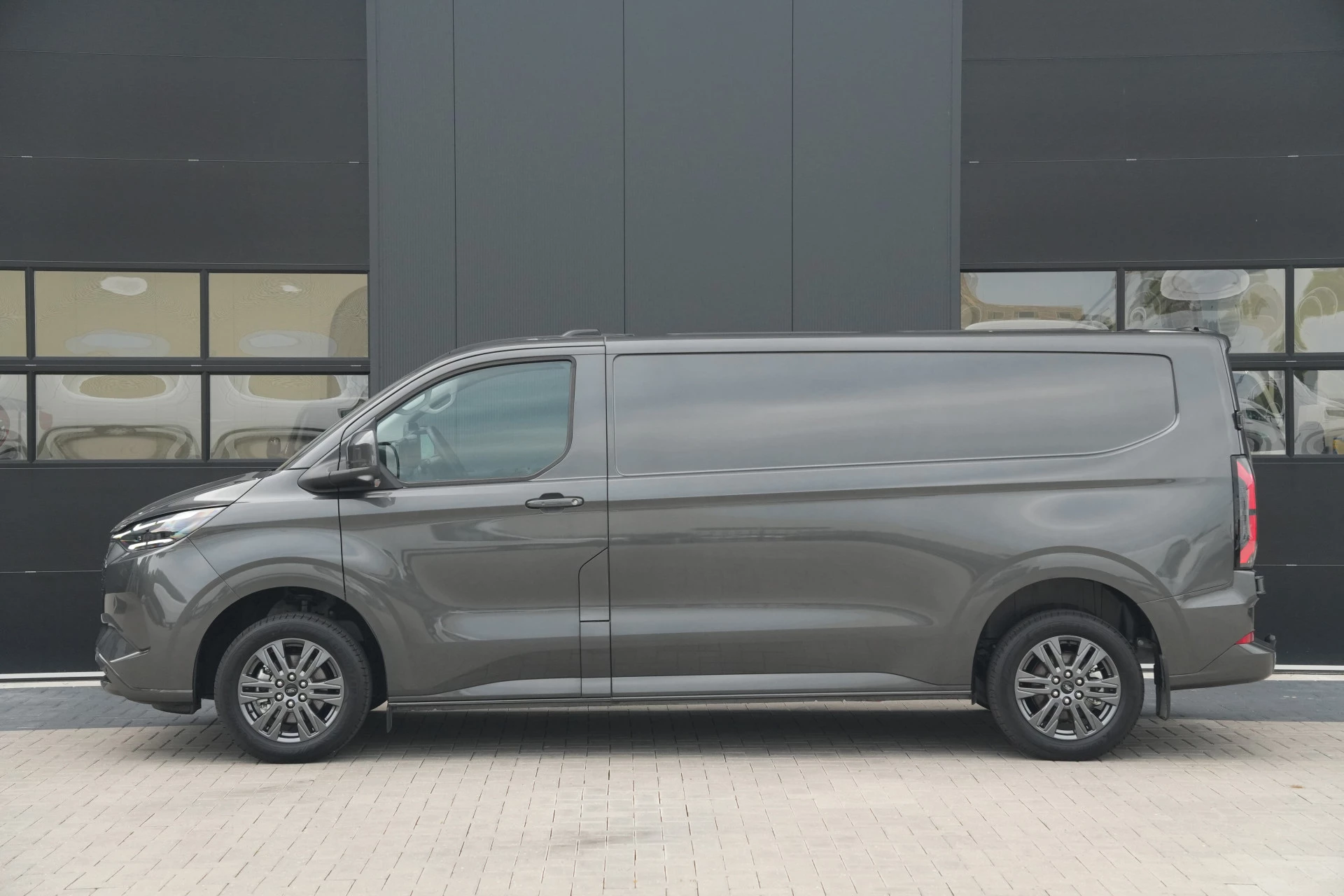 Ford E-Transit Custom 2026 - 340 L2H1 Limited 71 kWh 218pk - AGR Bestuurdersstoel - Trekhaak - ACC - B&O - Navi - Stoel/Stuurverwarming - 360 Camera - Blindspot - Rijklaar Bild 9