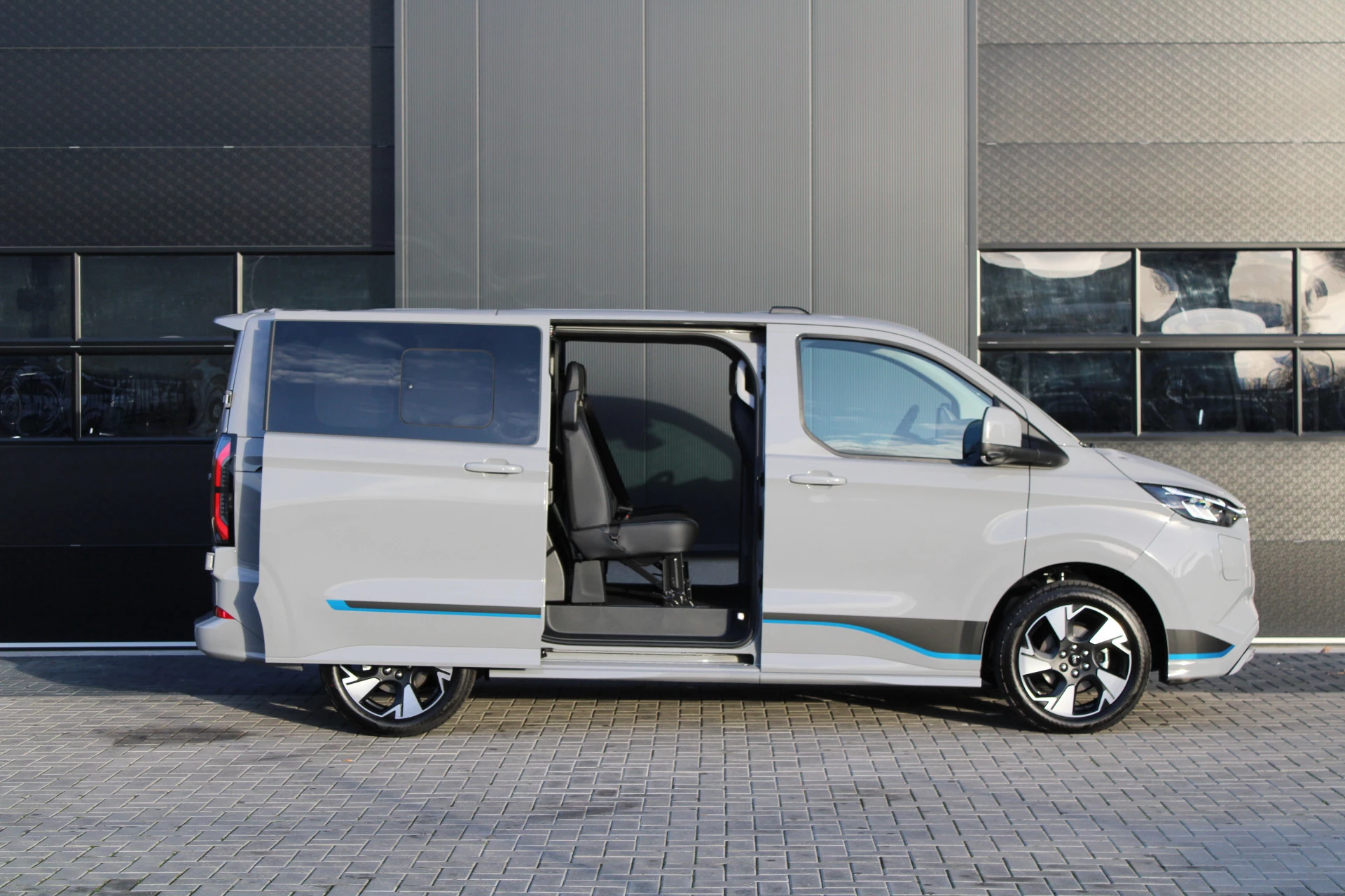 Ford Transit Custom 2025 - 320 2.5 PHEV L1H1 Sport DC 232pk - 2x Schuif - 360 Camera - ACC - Keyless - Stoel/Stuurverwarming - Blindspot - Incl BPM - Rijklaar Bild 5