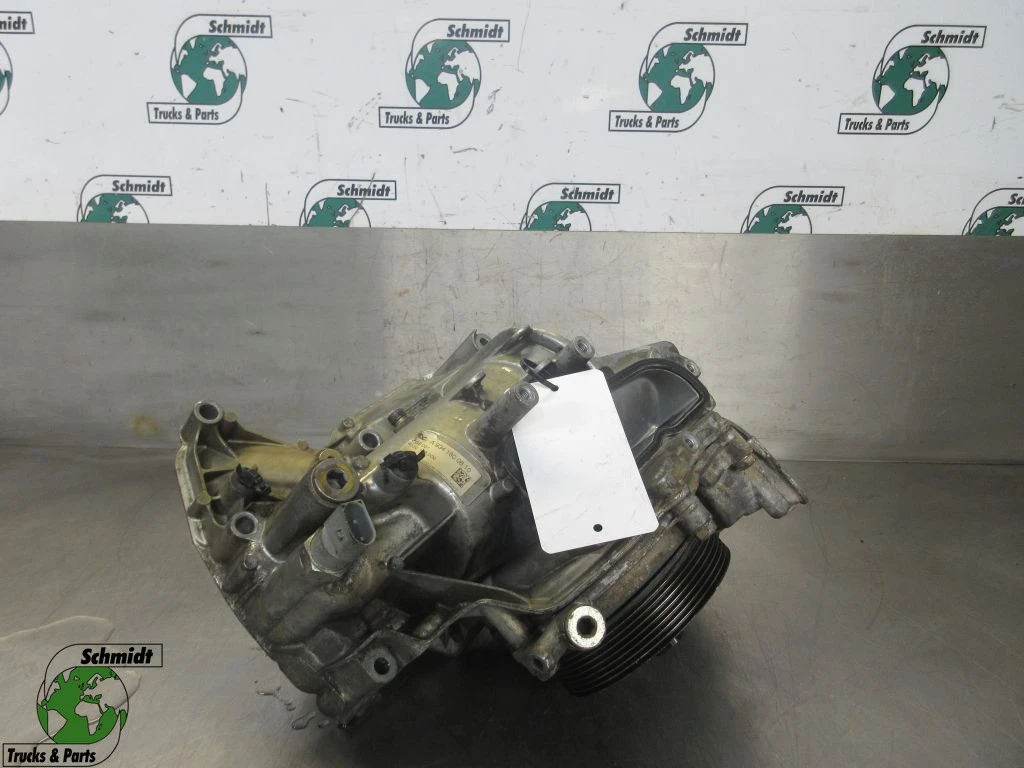 Mercedes-Benz - A 934 180 06 10/A 934 180 05 10 /A 934 180 15 10 OLIEKOELERHUIS OM934LA EURO 6 ATEGO afbeelding 1